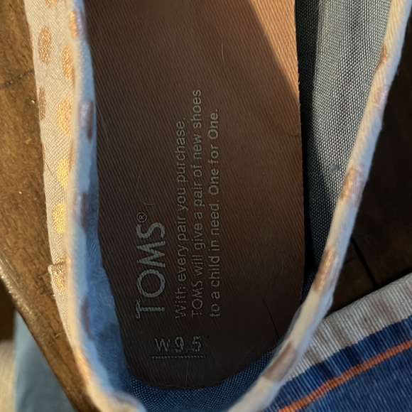 Gray Toms with Rose Gold dots size 9.5 barely worn no stains - Picture 2 of 4